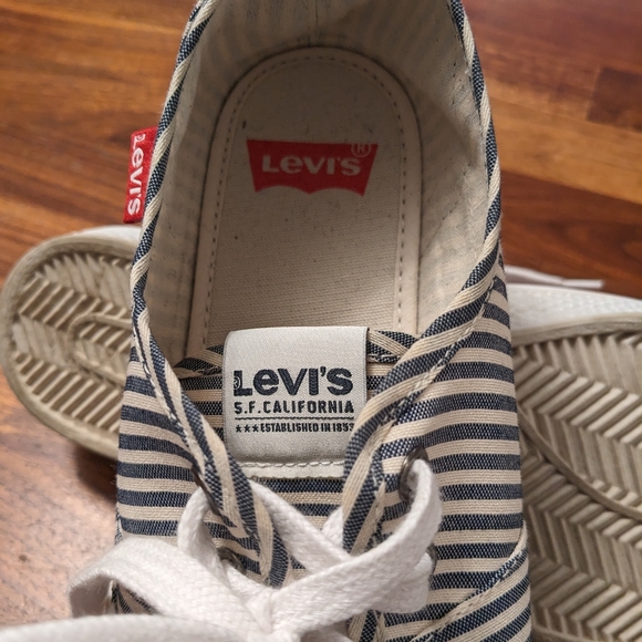 Levi's Running Shoes size 9. - Picture 2 of 9